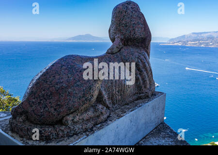 Le Sphinx de la Villa San Michele sur la vue surplombant le golfe de Naples, Capri, Campanie, Italie Banque D'Images