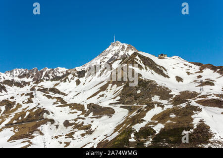 Vue sur le Pic du Midi de Bigorre avec Blanche neige contre ciel bleu sur journée ensoleillée dans la nature Banque D'Images