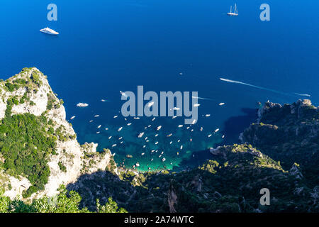 Scenic Vue aérienne de Cala Ventroso dans Capri de Monte Solaro, le point le plus élevé de l'île, Campanie, Italie Banque D'Images