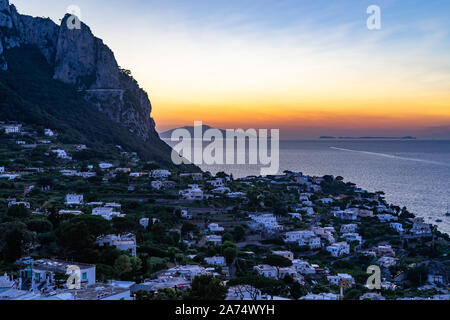 Un beau coucher du soleil à Capri avec l'île d'Ischia en arrière-plan, Campanie, Italie Banque D'Images