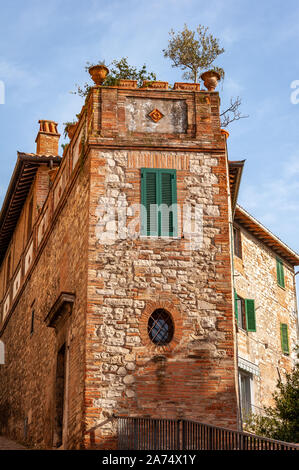 Todi en Ombrie, Italie. Face à l'ancien village plein de bâtiments médiévaux. Il s'élève sur les collines depuis le temps des Etrusques sur la vallée du Tibre. Banque D'Images