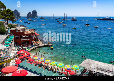 Vue de Marina Piccola, une jolie plage de sable avec vue sur les Faraglioni. Capri, Campanie, Italie, juin 2019 Banque D'Images