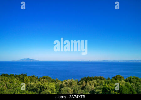 Seascape dans une journée ensoleillée de Anacapri avec vue sur le golfe de Naples et l'île d'Ischia sur la droite, Campanie, Italie Banque D'Images