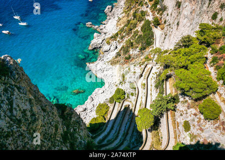 La route panoramique via Krupp à Capri en ordre décroissant de la magnifique mer bleue, Campanie, Italie Banque D'Images