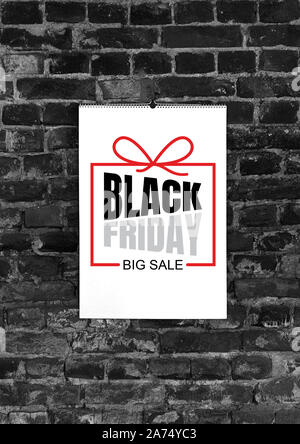 Le vendredi noir annonce sur black brick wall background Copyspace, négatif de l'espace pour votre publicité. Le vendredi noir, ventes, finances, publicité, argent, finances, achats concept. Banque D'Images