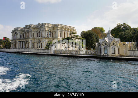 Vue sur le Palais Beylerbeyi du détroit du Bosphore. Istanbul (côté asiatique), la Turquie. Banque D'Images