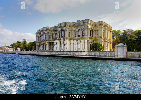 Vue sur le Palais Beylerbeyi du détroit du Bosphore. Istanbul (côté asiatique), la Turquie. Banque D'Images