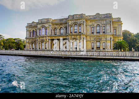 Vue sur le Palais Beylerbeyi du détroit du Bosphore. Istanbul (côté asiatique), la Turquie. Banque D'Images