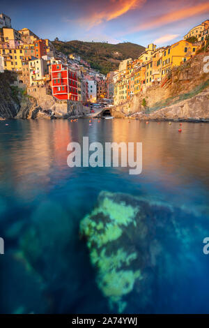 Riomaggiore, Italie. Cityscape image de Riomaggiore, Cinque Terre, Italie, pendant le coucher du soleil spectaculaire. Banque D'Images