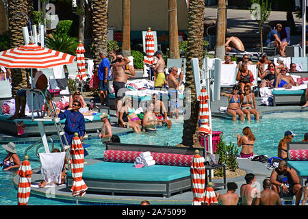 La Plage de Flamingo Las Vegas NV, USA 09-30-18 à proximité du café sert des collations et des boissons à l'intérieur du circuit de refroidissement délicieusement complexe piscine Banque D'Images