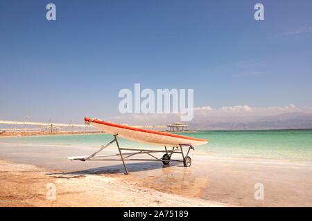 Sauvetage Stable SUP Stand Up Paddle board sur la plage de la Mer Morte Banque D'Images