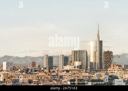 Milan (Italie) avec des toits de gratte-ciel modernes dans le quartier des affaires de Porta Nuova. Vue panoramique de Milano City. Paysage italien. Banque D'Images