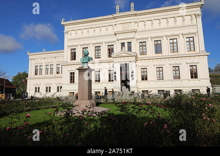 La maison de l'Université est le bâtiment principal de l'Université de Lund et Helgo Zettervall a été conçu par. Il est situé dans le centre de Lund dans le parc Lundagård. Buste représentant le célèbre zoologiste Sven Nilsson (1787-1883) et a été créé en 1902 par le sculpteur Walter Runeberg.Photo Jeppe Gustafsson Banque D'Images