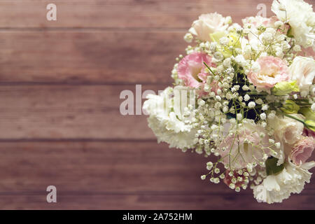 Vue de dessus du beau bouquet romantique de printemps frais fleur sur fond de table en bois avec copie espace Banque D'Images