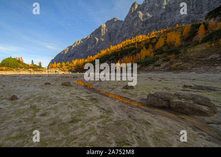 Lac Sorapis Turquoise près de Cortina d'Ampezzo, avec des Dolomites et de la forêt - Circuit Sorapis, Dolomites, Italie, Europe, photo d'automne. Banque D'Images