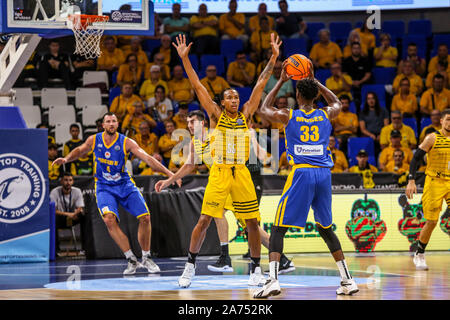 Tenerife, Espagne. 29 Oct, 2019. giorgi shermadini iberostar (Tenerife) en action marcato de darion Atkins (iberostar tenerife)au cours de l'Iberostar Tenerife vs BC Peristeri, Ligue des Champions de basket-ball à Tenerife, Italie, 29 octobre 2019 - LPS/Davide Di Lalla Crédit : Davide Di Lalla/fil LPS/ZUMA/Alamy Live News Banque D'Images