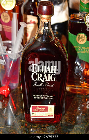 Ouisville KY, USA 10-26-19 bouteille de whisky : Elijah Craig Small Batch Bourbon 750mL. Kentucky Straight Bourbon Banque D'Images