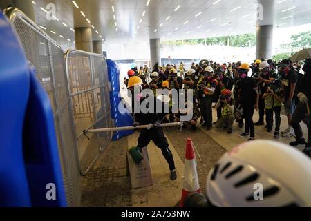 Hong Kong. 30Th Oct, 2019. Les émeutiers tentent de s'introduire dans le bâtiment du Conseil législatif dans le sud de la Chine, Hong Kong, le 31 août 2019. Source : Xinhua/Alamy Live News Banque D'Images