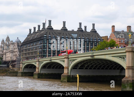 Le pont de Westminster et de Portcullis House, Londres Banque D'Images