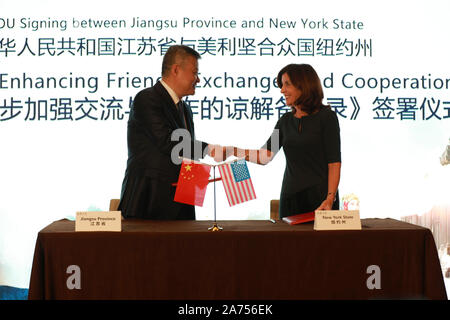 New York, USA. 29 Oct, 2019. Wang Jiang (L), vice-gouverneur de la province de Jiangsu, serre la main avec Kathy Hochul, lieutenant-gouverneur de l'état de New York, après la signature d'un protocole à New York, États-Unis, 29 octobre 2019. L'Est de la province chinoise de Jiangsu et le nord-est des États-Unis État de New York a célébré le 30e anniversaire de leur sœur relation de l'état de New York, mardi. Credit : Zhang Mocheng/Xinhua/Alamy Live News Banque D'Images