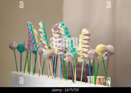 Bonbons différents dans des tons pastels doux sur la fenêtre d'un vendeur de rue. Vue de côté. Banque D'Images