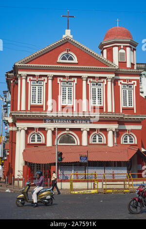 L'Église sainte Thérèse, appelé aussi Girgaum Église, après son emplacement dans Girgaum (Girgaon) salon, Mumbai, Inde Banque D'Images