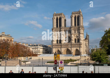 La cathédrale Notre Dame de Paris après l'incendie dévastateur d'avril 2019, bloqué pour les touristes en raison de travaux de restauration. Banque D'Images