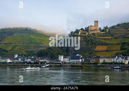 Kaub avec le château de Gutenfels dans la brume matinale en automne, vallée du Rhin, Allemagne Banque D'Images