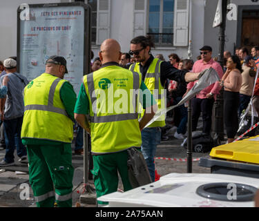 Jaune : la gestion des déchets les travailleurs de fournir de nouveaux gilets jaunes pour les bacs à un festival de rue à Paris Banque D'Images