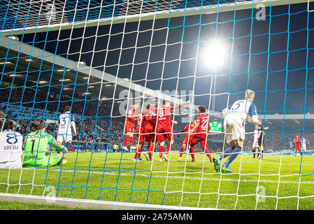 Bochum, Allemagne. 29 Oct, 2019. jubilation m autour de Thomas Mueller (MÃ ller, M) après son but à 1 : 2 gardien de but, s'asseoir en Manuel (RIEMANN BO) et Anthony LOSILLA l. (BO) déçu. DFB Pokal Soccer, deuxième tour, VfL Bochum (BO) - FC Bayern Munich (M) 1 : 2, le 29.10.2019 à Bochum/Allemagne. # #  DFL règlement interdit toute utilisation des photographies comme des séquences d'images et/ou quasi-vidéo # # #  utilisée dans le monde entier : dpa Crédit/Alamy Live News Banque D'Images