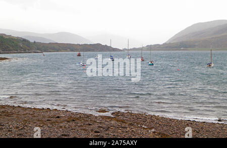 Une vue sur le Loch Broom sur un jour d'automne venteux et brumeux à Ullapool, Ross et Cromarty, Ecosse, Royaume-Uni, Europe. Banque D'Images