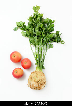 Vue du haut de trois pommes et céleri la racine et la tige sur un fond blanc. Légumes et fruits Ingrédients pour la salade. Banque D'Images