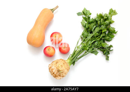 Citrouille, pommes et racine de céleri et tige sur fond blanc. Ingrédients de légumes et de fruits pour la salade. Banque D'Images