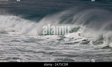 Pulvérisation de la mer les vagues à la plage de Fistral, Newquay, Cornwall. Banque D'Images