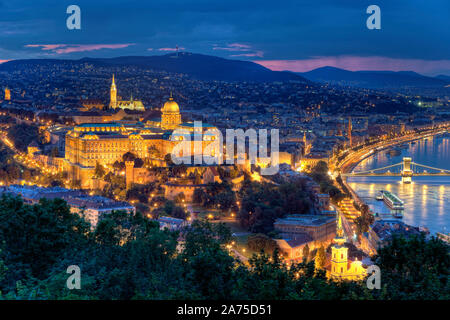 La Hongrie, Budapest, quartier du château, le Palais Royal et le Pont des Chaînes sur le Danube Banque D'Images