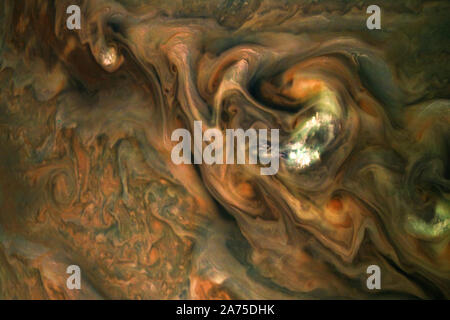 Cette vue de l'engin spatial de la NASA Juno capture colorés, des motifs complexes dans un courant-jet de la région de l'hémisphère nord et 'Jet N3." des sommets de nuages de Jupiter ne forment pas un simple et plane. Les données de prix Juno aidé les scientifiques découvrent que les bandes tourbillonnantes dans l'atmosphère s'étendre profondément dans la planète, à une profondeur d'environ 1 900 kilomètres. Au centre-droit, un patch de haute altitude, les nuages s'élève au-dessus de l'atmosphère environnante. Citoyen de la science Gerald Eichstadt créé cette augmentation de l'image en couleur à l'aide des données de l'engin spatial JunoCam imager. L'image d'origine a été Banque D'Images