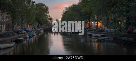 Amsterdam, Pays-Bas - Août 2019 : Twiglight sur l'un des fameux canaux d'Amsterdam. Banque D'Images