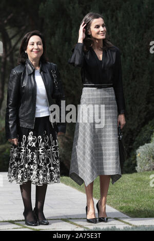 Madrid, Espagne ; 30/10/2019.- La Reine Letizia préside à la prestation de l'International Friendship Award (IFA), accompagné par le ministre de la Défense par intérim, Margarita Robles, pour l'occasion, la Reine Letizia a choisi une jupe de laine midi avec Prince de Galles et d'impression des pointes latérales appartenant à la collection automne-hiver de la saison dernière de Massimo Dutti.Photo : Juan Carlos Rojas/photo | Alliance mondiale d'utilisation Banque D'Images