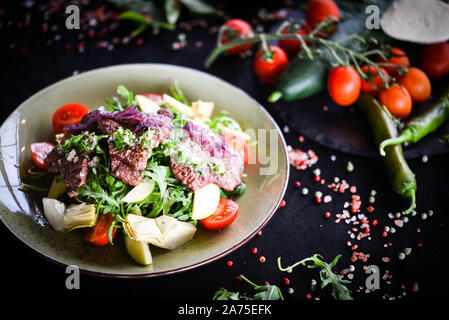 salade fraîche délicieuse avec viande de bœuf grillée et légumes savoureux Banque D'Images