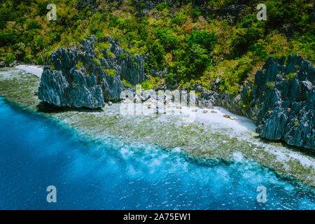 Vue aérienne de belles roches calcaires, tropicales et des récifs coralliens de l'océan bleu à bord El Nido, Palawan, Philippines Banque D'Images