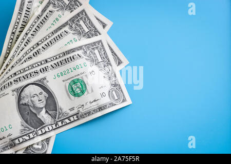 One dollar bills sur fond bleu. La monnaie américaine. Banque D'Images