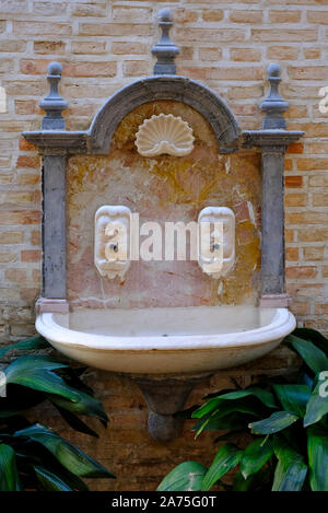 Fontaine murale dans la cour de cathédrale de Santa Maria de la Asuncion, Carmona, Andalousie, Espagne Banque D'Images