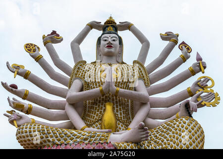 L'Île de Ko Samui, Thaïlande - Mars 18, 2019 : Wat Laem Suwannaram Temple Bouddhiste chinois. Libre de déesse Guan Yin statue géante avec 18 armes légères et non Banque D'Images