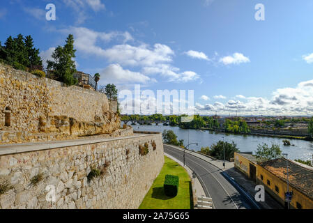 Le fleuve Douro en passant par Zamora sur le chemin de l'Atlantique à Porto au Portugal. Zamora, Espagne. Banque D'Images