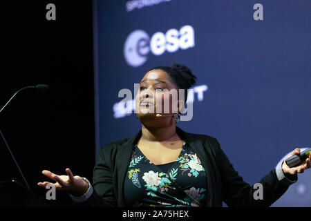 Tana Joseph, chercheur à l'Université de Manchester, en expliquant comment l'Afrique contribue à forte intensité de données des projets d'astronomie, sur le Cosmos, au New Scientist Live 2019 Banque D'Images