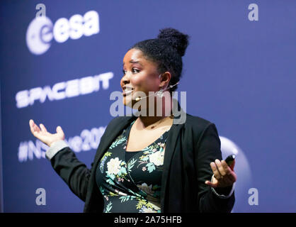 Tana Joseph, chercheur à l'Université de Manchester, en expliquant comment l'Afrique contribue à forte intensité de données des projets d'astronomie, sur le Cosmos, au New Scientist Live 2019 Banque D'Images