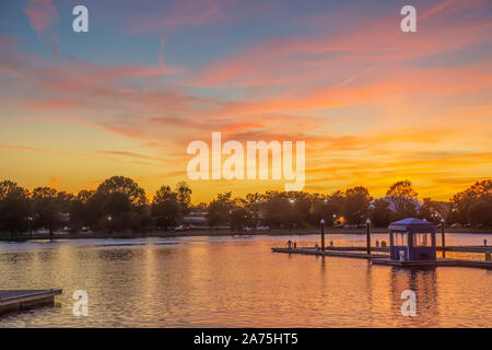 Coucher de soleil sur le canal, une partie de Washington, DC, au sud-ouest du front de mer. Point de Haines est en arrière-plan. Banque D'Images