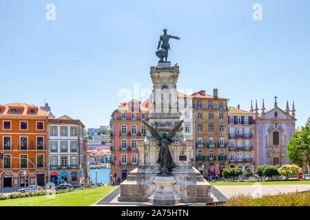 Porto, Portugal - 20 juillet 2019 - Vue d'une statue d'Infante Dom Henrique (Monumento Don Infante un Enrique el Navegante) dans le jardin et place avec le Banque D'Images