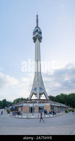 Belgrade, Serbie - 26 juin 2019 : Avala Tower situé sur le Mont Avala à Belgrade. 204 m de haut de la tour de télécommunications. Banque D'Images