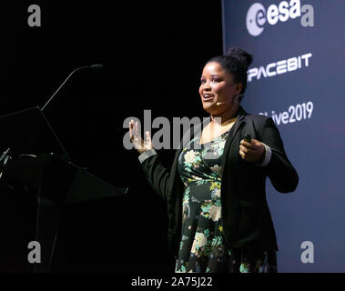 Tana Joseph, chercheur à l'Université de Manchester, en expliquant comment l'Afrique contribue à forte intensité de données des projets d'astronomie, sur le Cosmos, au New Scientist Live 2019 Banque D'Images